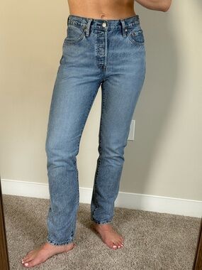 Like New Women’s Levi’s 501 in Medium Wash Size 27x30